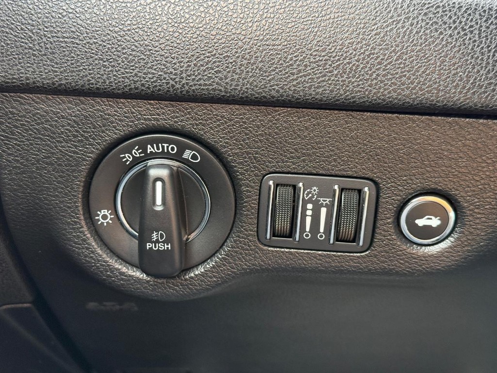 Chrysler 300 Vehicle Full-screen Gallery Image 21