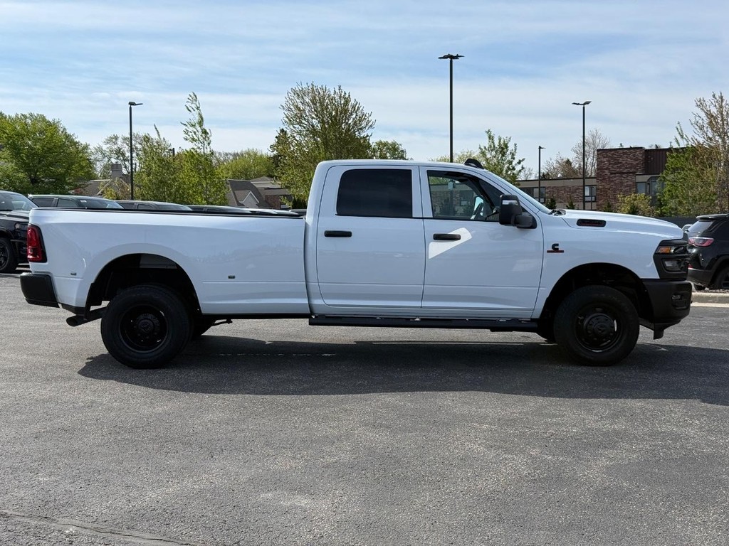 Ram 3500 Vehicle Full-screen Gallery Image 02