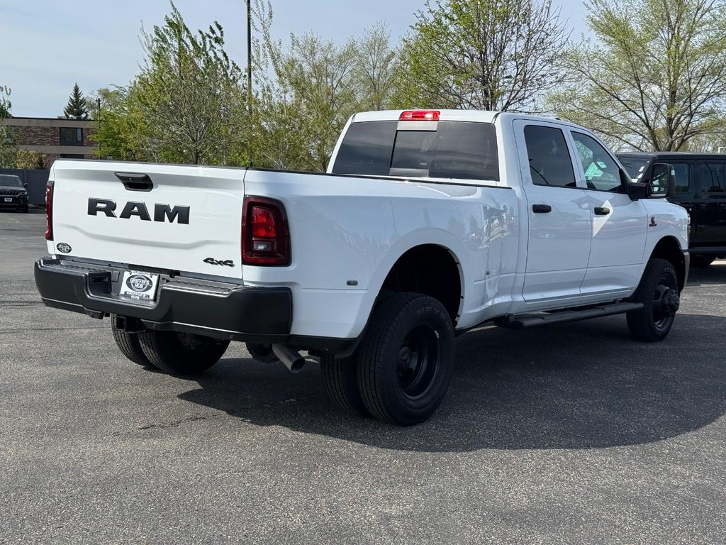 Ram 3500 Vehicle Full-screen Gallery Image 03