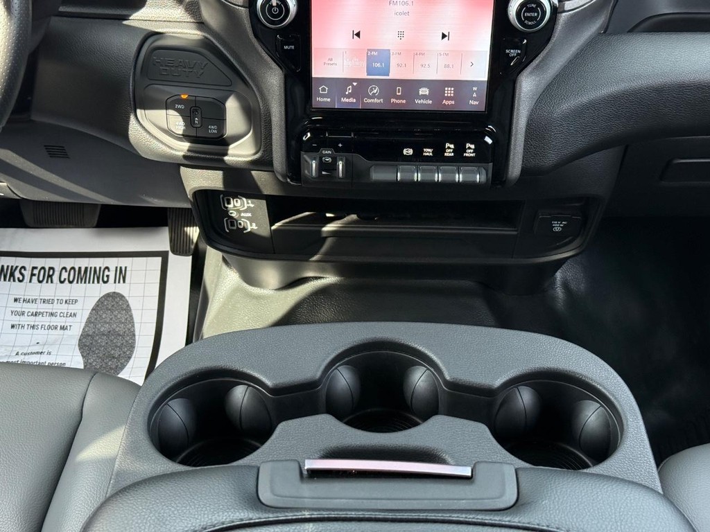 Ram 3500 Vehicle Full-screen Gallery Image 10