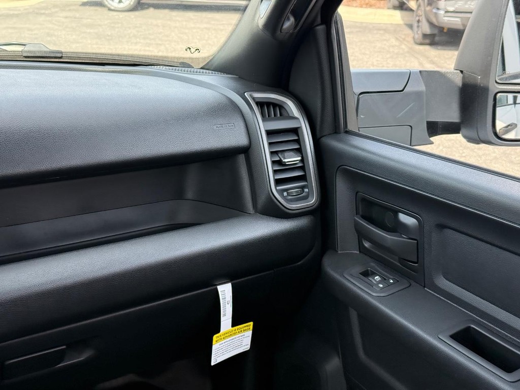 Ram 3500 Vehicle Full-screen Gallery Image 12