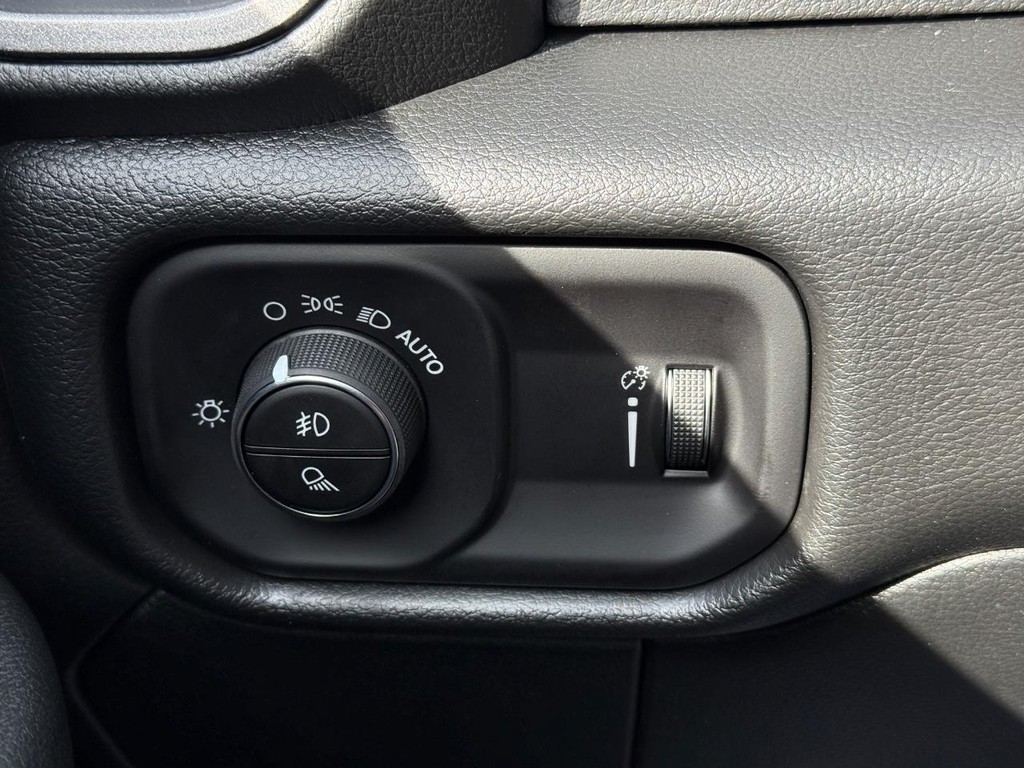 Ram 3500 Vehicle Full-screen Gallery Image 21