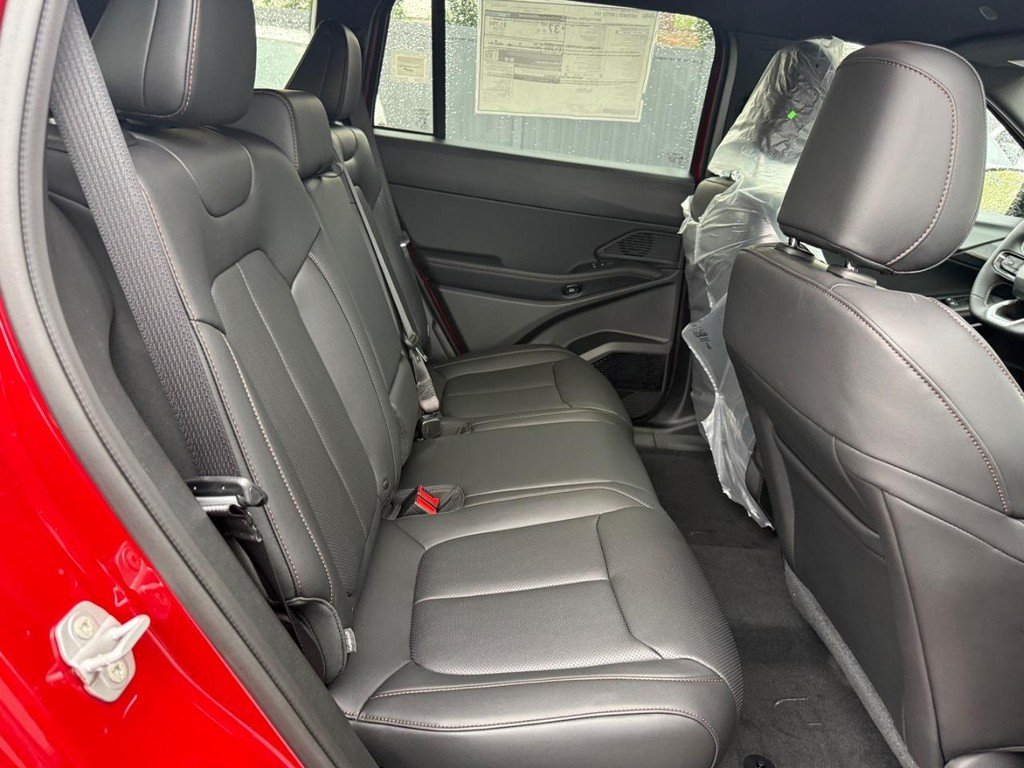Jeep Cherokee Vehicle Full-screen Gallery Image 05