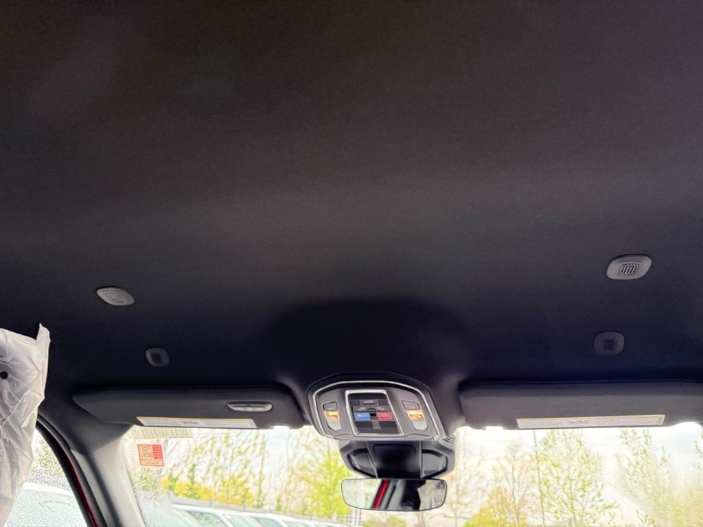Jeep Cherokee Vehicle Full-screen Gallery Image 11