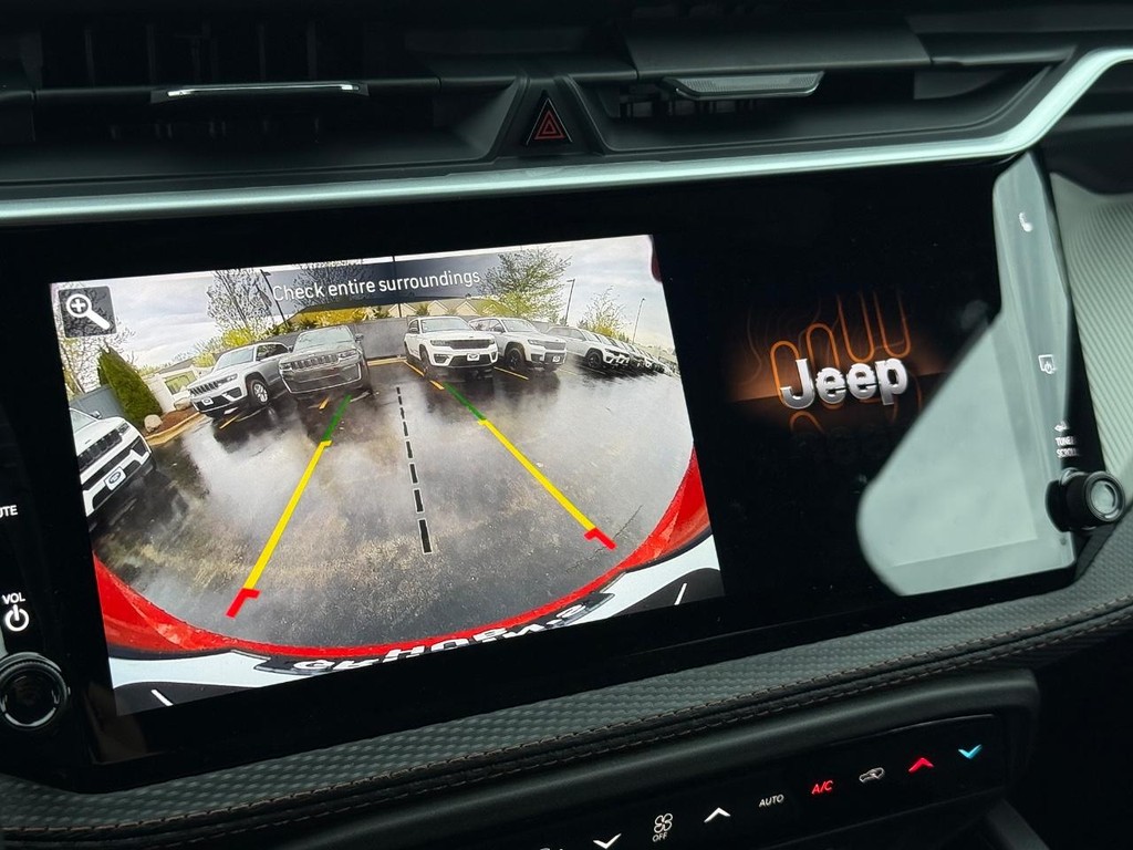 Jeep Cherokee Vehicle Full-screen Gallery Image 16