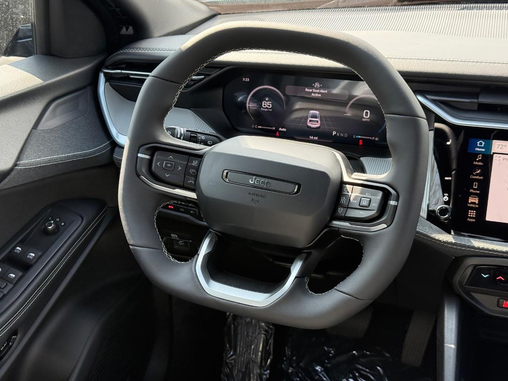 Jeep Cherokee Vehicle Full-screen Gallery Image 11