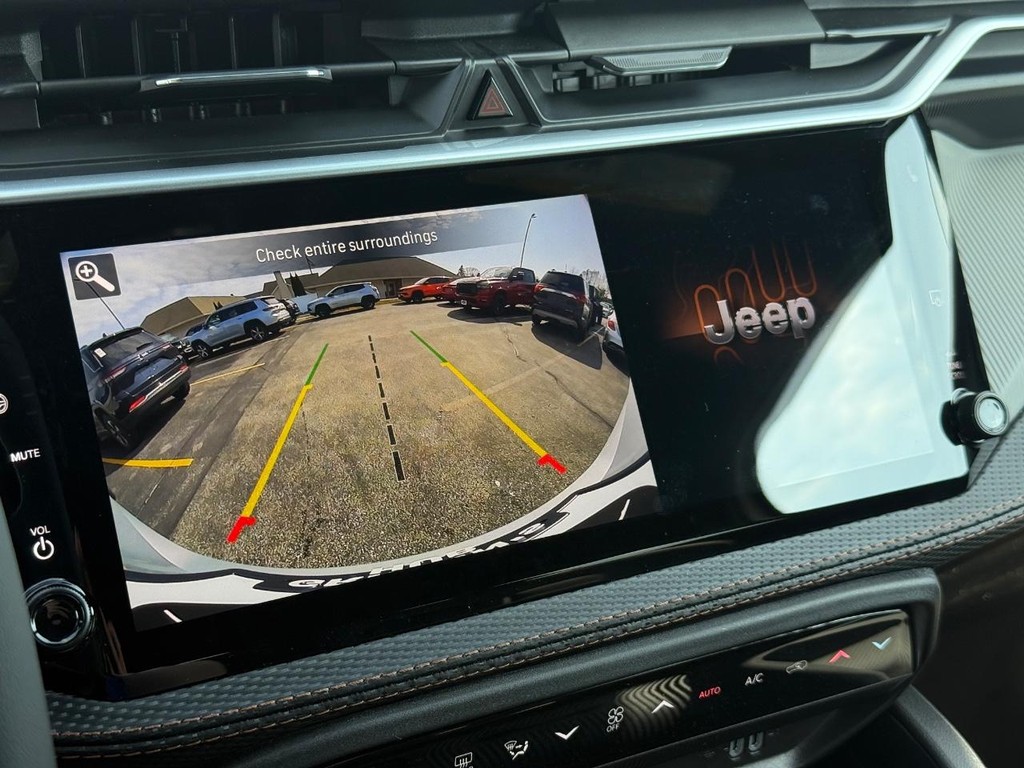 Jeep Cherokee Vehicle Full-screen Gallery Image 17