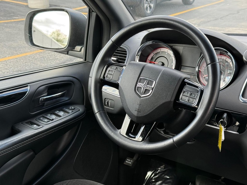 Dodge Grand Caravan Vehicle Full-screen Gallery Image 12