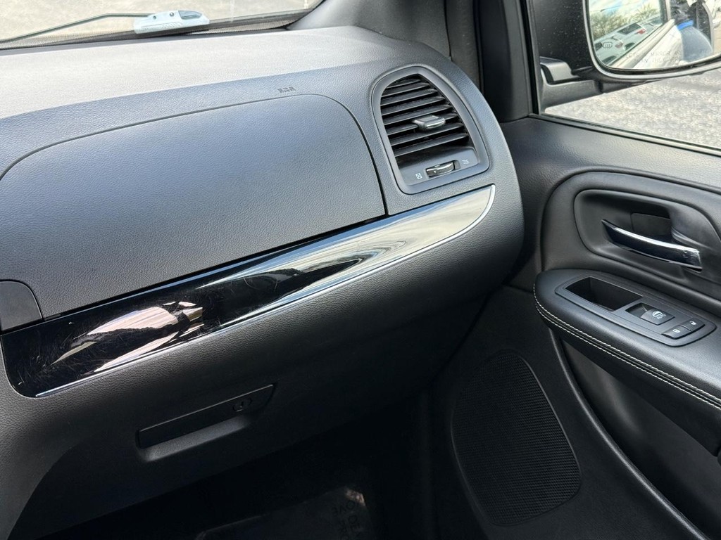 Dodge Grand Caravan Vehicle Full-screen Gallery Image 13