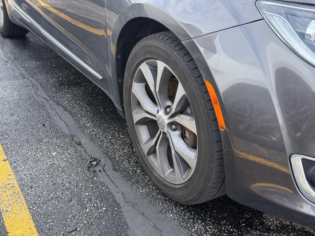 Chrysler Pacifica Vehicle Full-screen Gallery Image 03