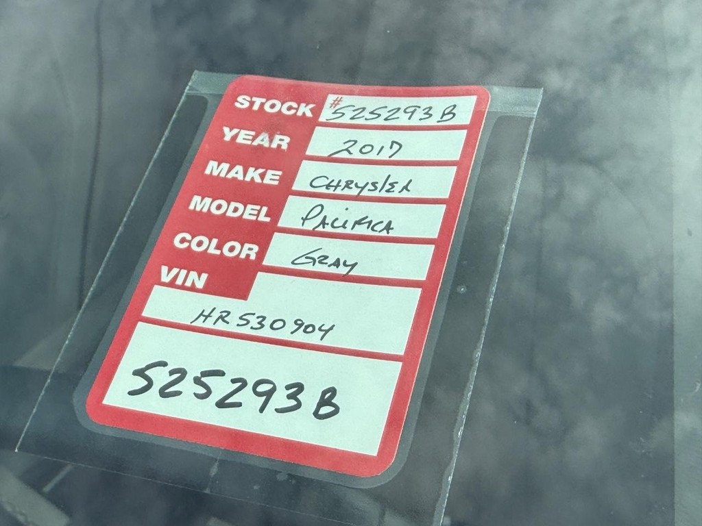 Chrysler Pacifica Vehicle Full-screen Gallery Image 04