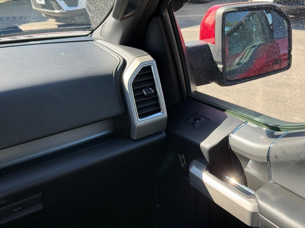 Ford F-150 Vehicle Full-screen Gallery Image 12