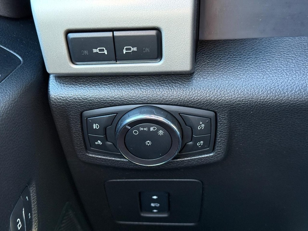 Ford F-150 Vehicle Full-screen Gallery Image 21