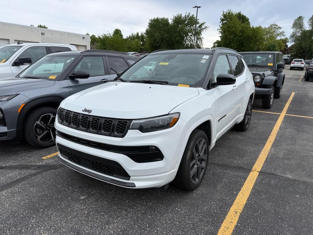 Jeep Compass Vehicle Full-screen Gallery Image 02