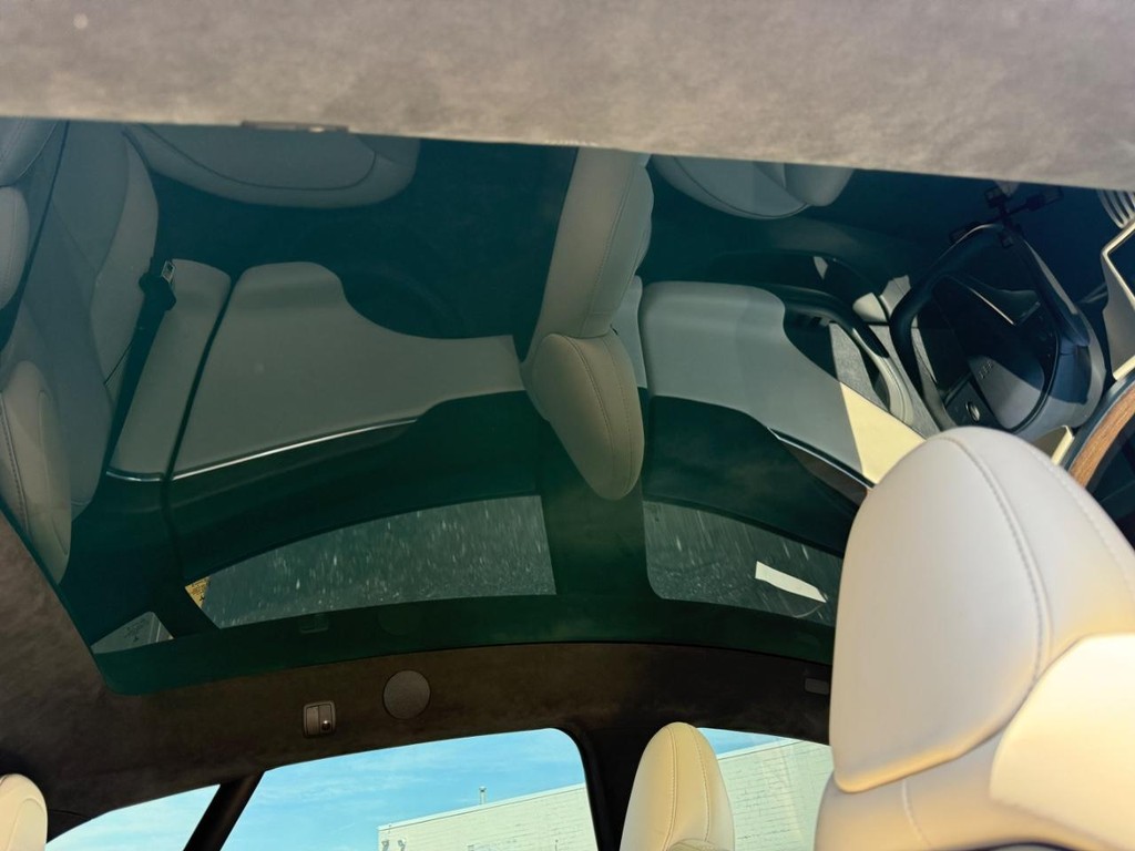 Tesla Model S Vehicle Full-screen Gallery Image 12