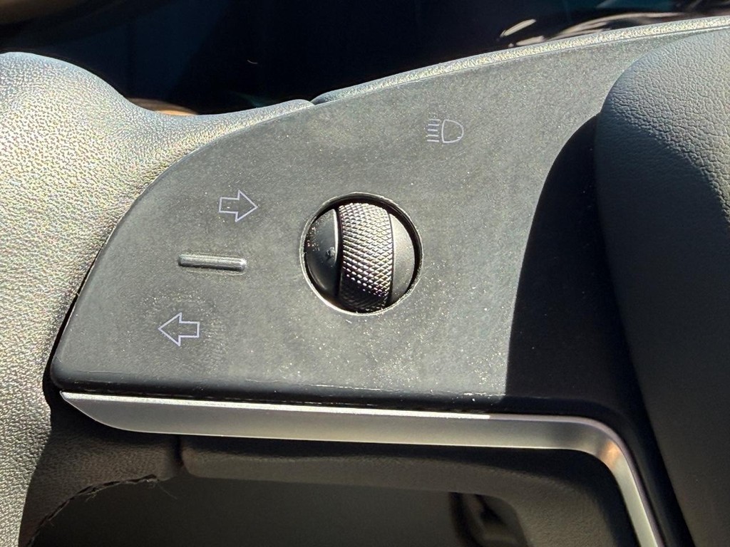 Tesla Model S Vehicle Full-screen Gallery Image 16