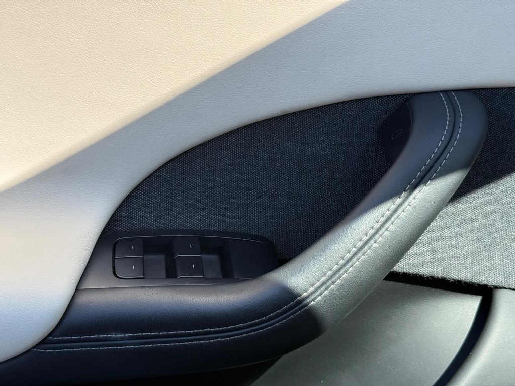 Tesla Model S Vehicle Full-screen Gallery Image 21
