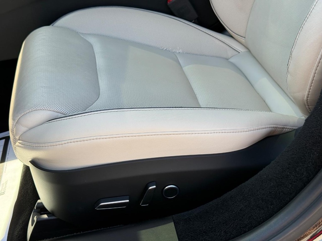 Tesla Model S Vehicle Full-screen Gallery Image 22