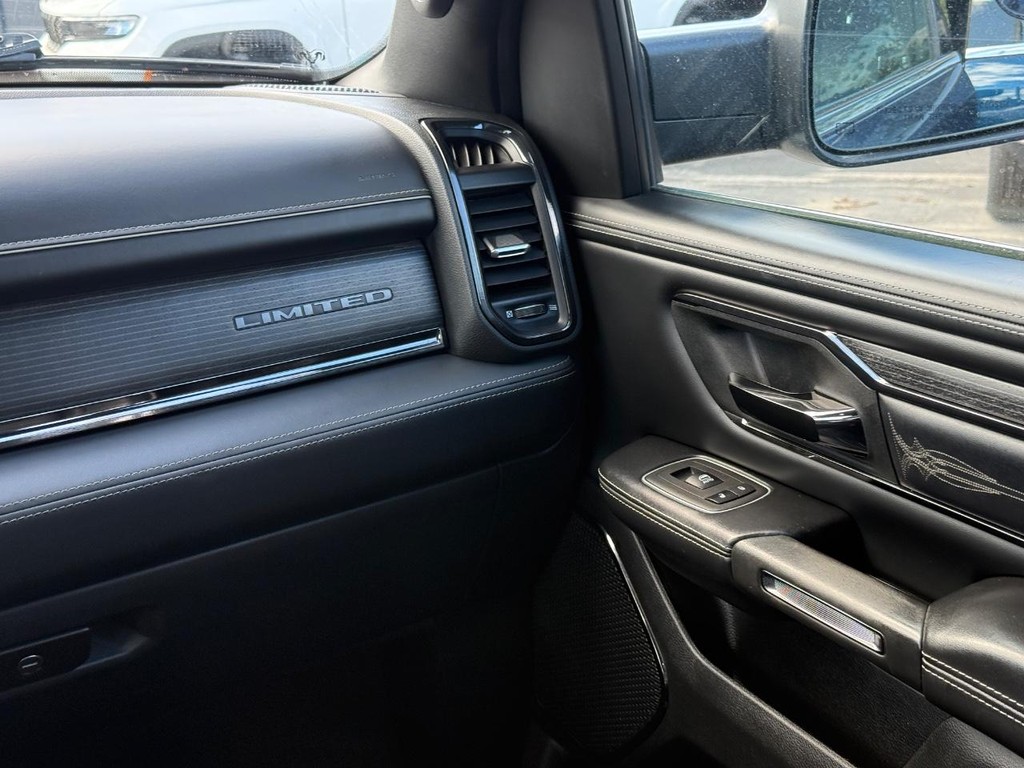 Ram 1500 Vehicle Full-screen Gallery Image 12