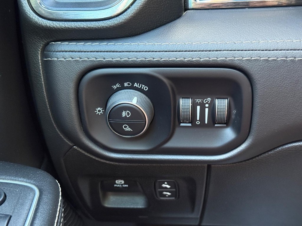 Ram 1500 Vehicle Full-screen Gallery Image 21