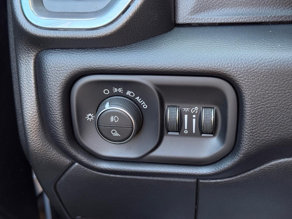 Ram 2500 Vehicle Full-screen Gallery Image 18