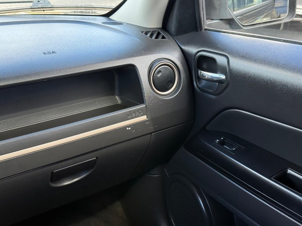 Jeep Patriot Vehicle Full-screen Gallery Image 12