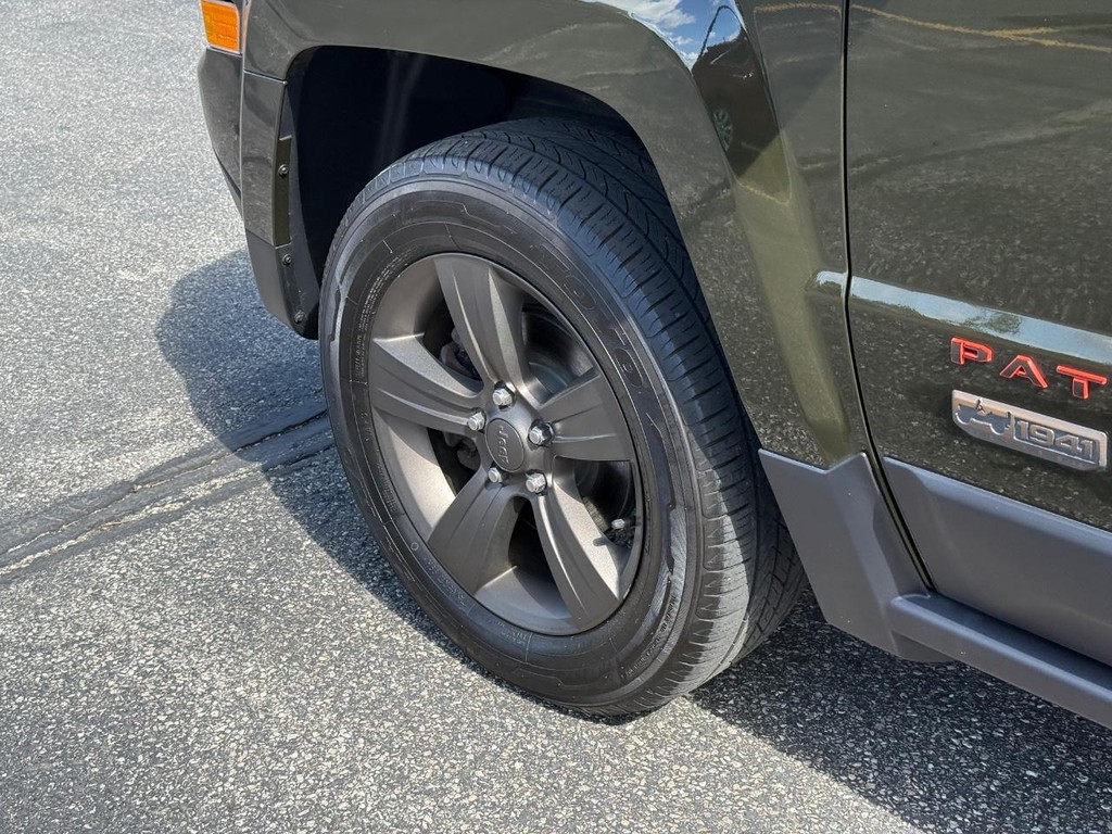 Jeep Patriot Vehicle Full-screen Gallery Image 14