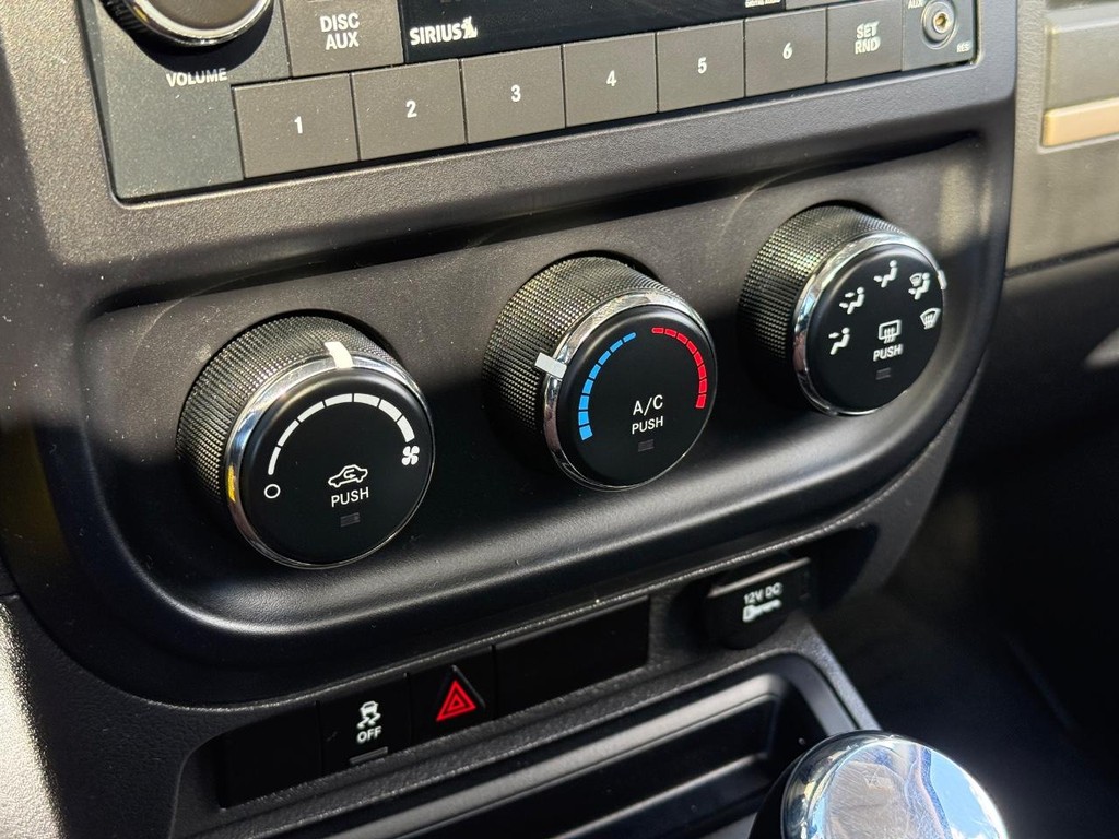 Jeep Patriot Vehicle Full-screen Gallery Image 18