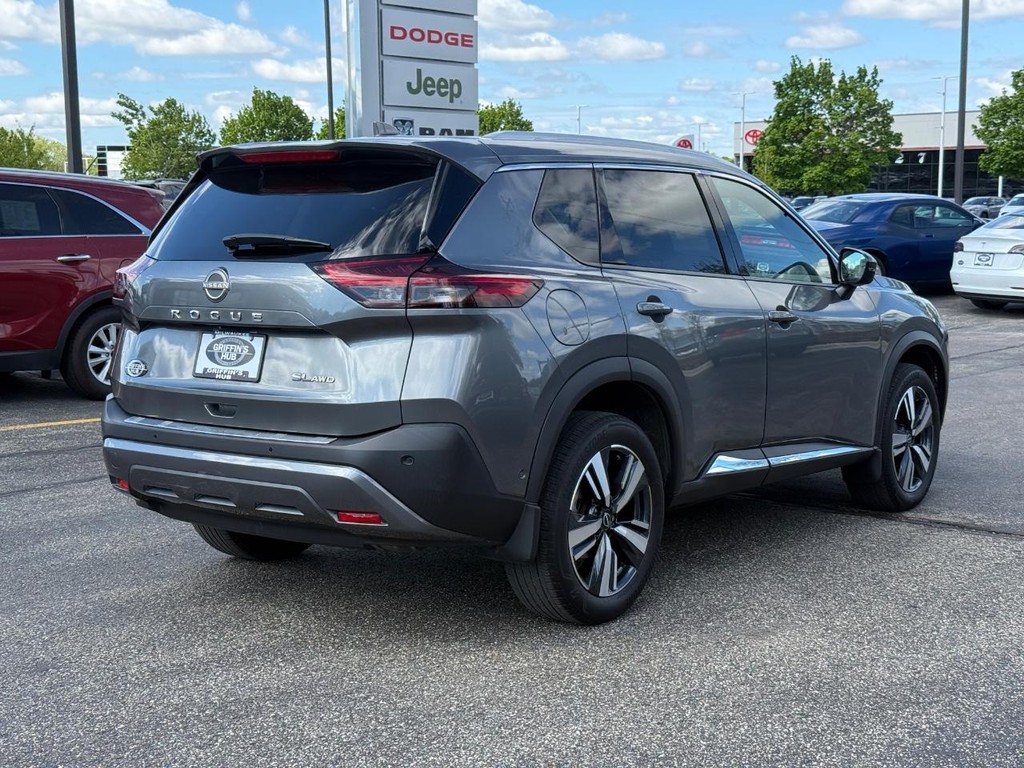 Nissan Rogue Vehicle Full-screen Gallery Image 03