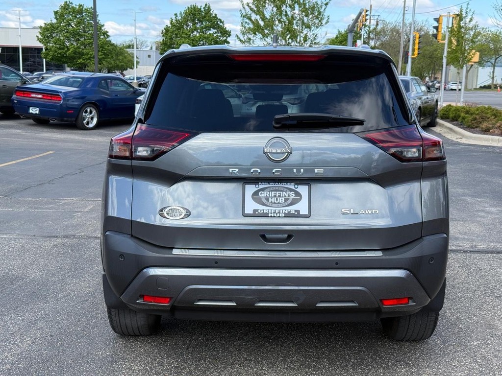 Nissan Rogue Vehicle Full-screen Gallery Image 04