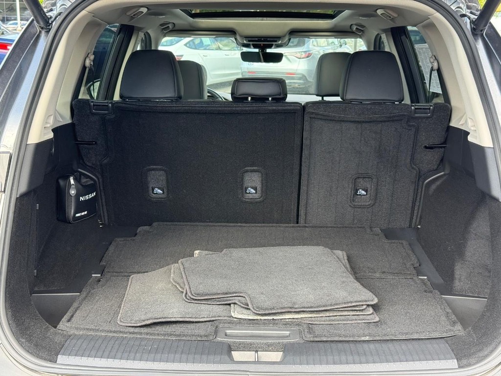 Nissan Rogue Vehicle Full-screen Gallery Image 05