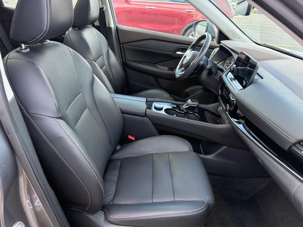 Nissan Rogue Vehicle Full-screen Gallery Image 06