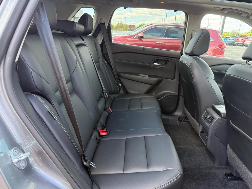 Nissan Rogue Vehicle Full-screen Gallery Image 07