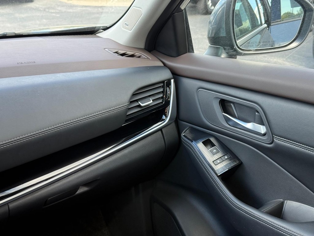 Nissan Rogue Vehicle Full-screen Gallery Image 12