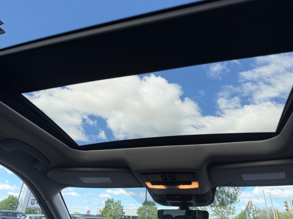 Nissan Rogue Vehicle Full-screen Gallery Image 13