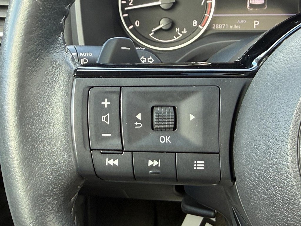 Nissan Rogue Vehicle Full-screen Gallery Image 15