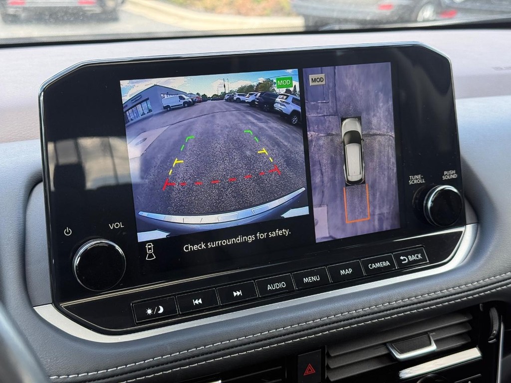 Nissan Rogue Vehicle Full-screen Gallery Image 18