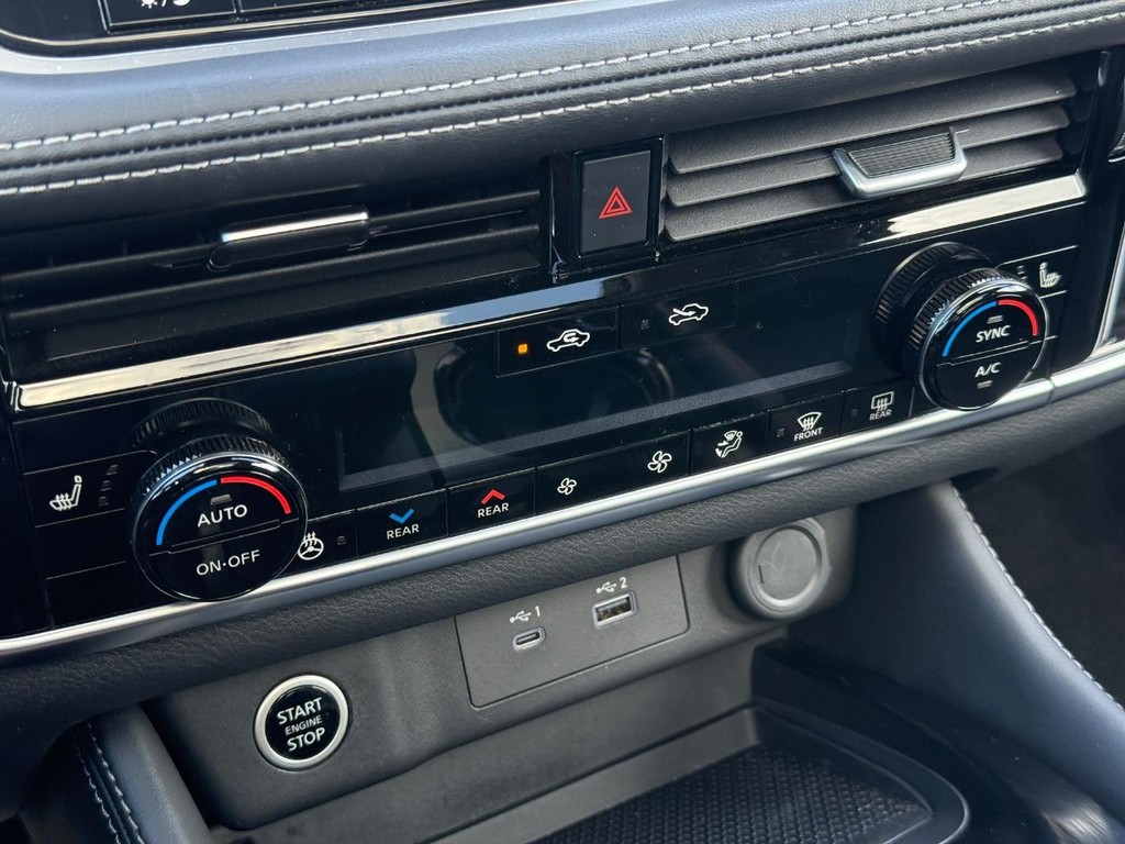 Nissan Rogue Vehicle Full-screen Gallery Image 19