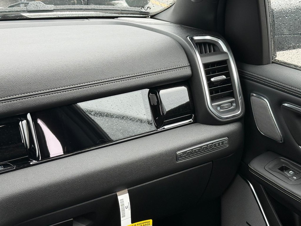 Ram 1500 Vehicle Full-screen Gallery Image 09