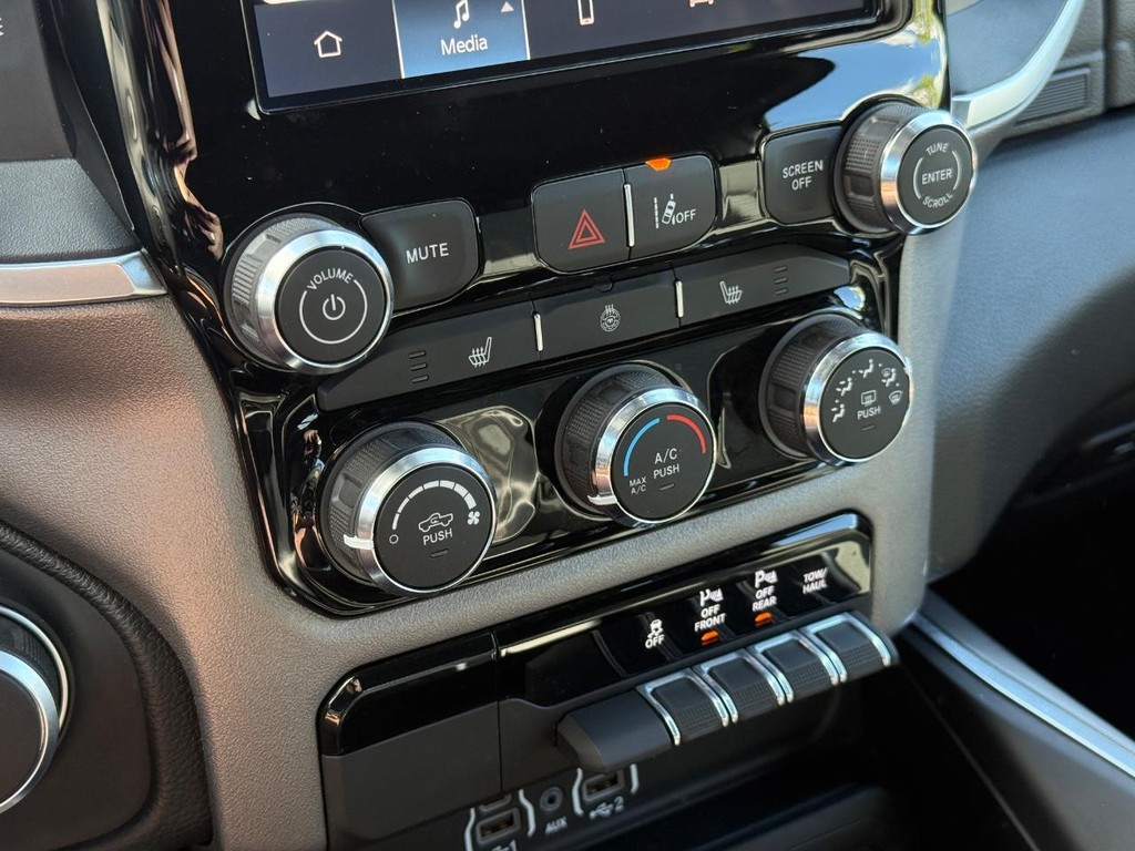 Ram 1500 Vehicle Full-screen Gallery Image 19