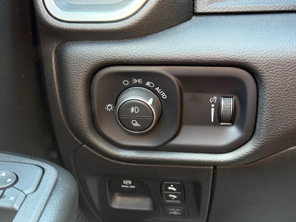Ram 1500 Vehicle Full-screen Gallery Image 21