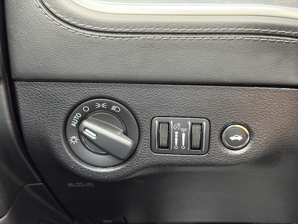 Dodge Charger Vehicle Full-screen Gallery Image 21