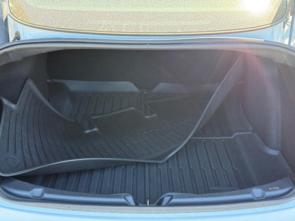 Tesla Model 3 Vehicle Full-screen Gallery Image 05