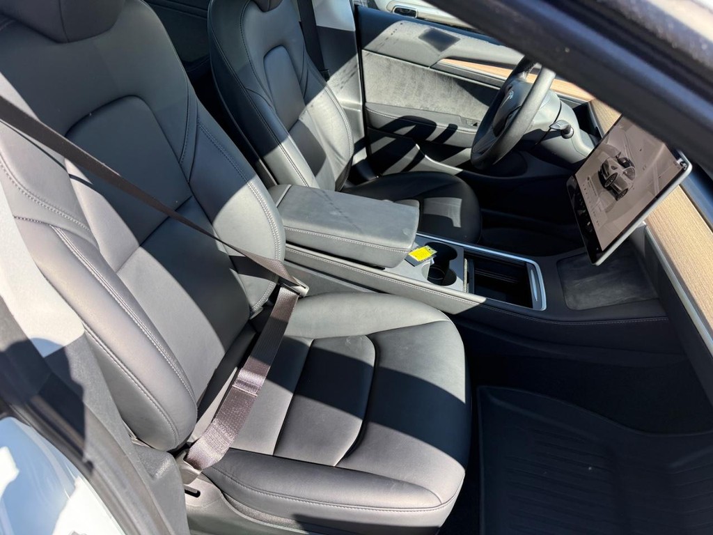 Tesla Model 3 Vehicle Full-screen Gallery Image 06