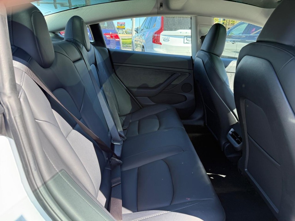 Tesla Model 3 Vehicle Full-screen Gallery Image 07
