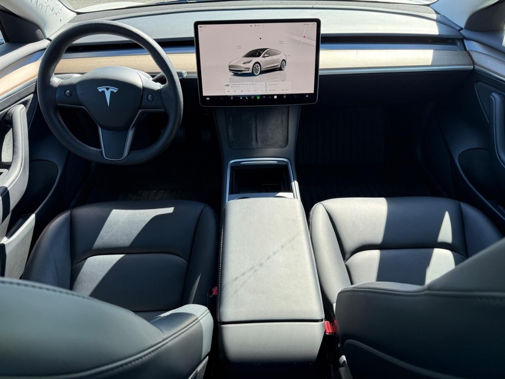 Tesla Model 3 Vehicle Full-screen Gallery Image 08