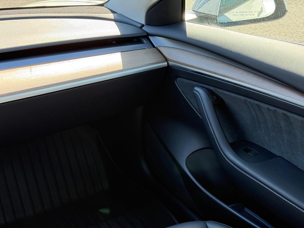 Tesla Model 3 Vehicle Full-screen Gallery Image 12