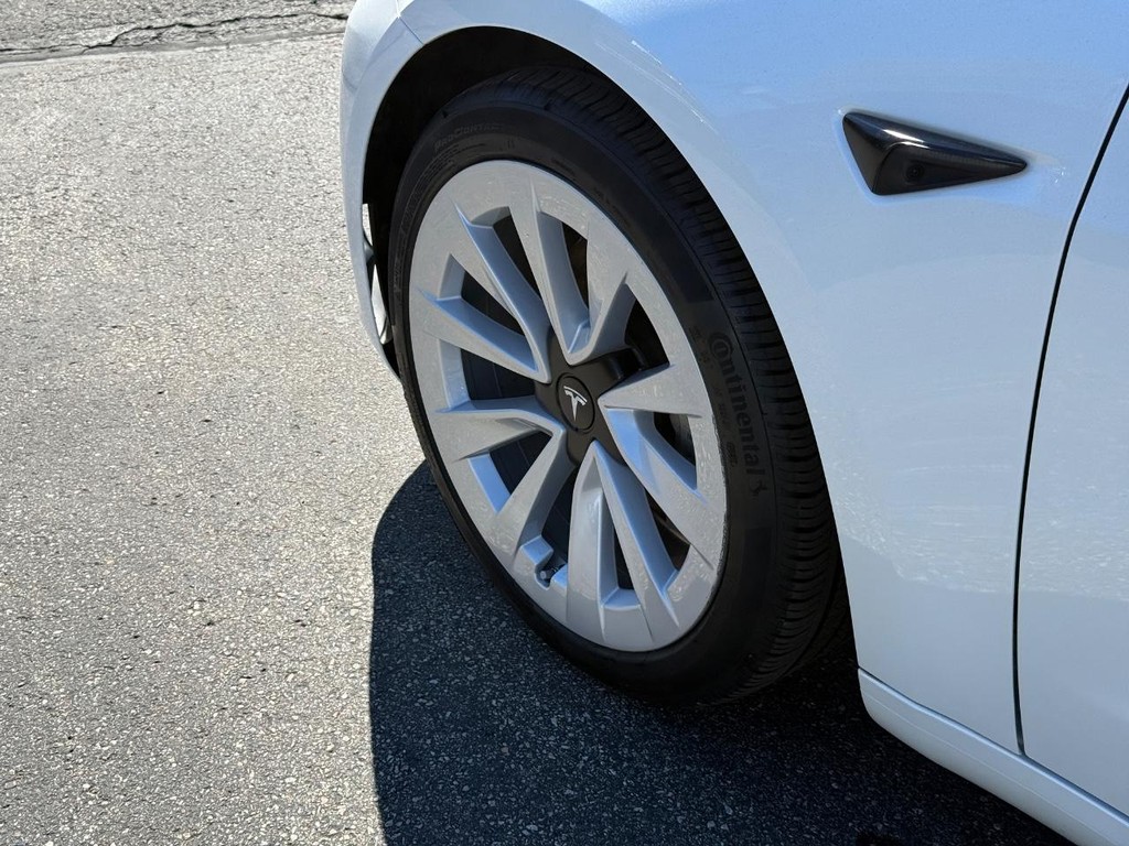 Tesla Model 3 Vehicle Full-screen Gallery Image 14