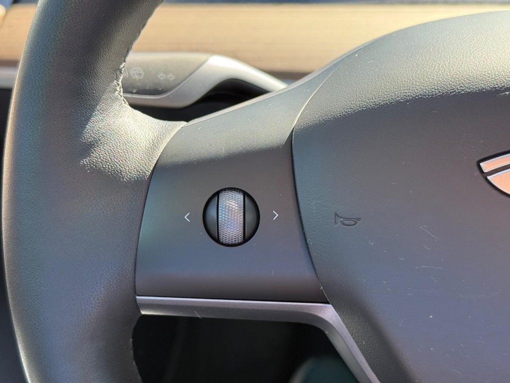 Tesla Model 3 Vehicle Full-screen Gallery Image 15