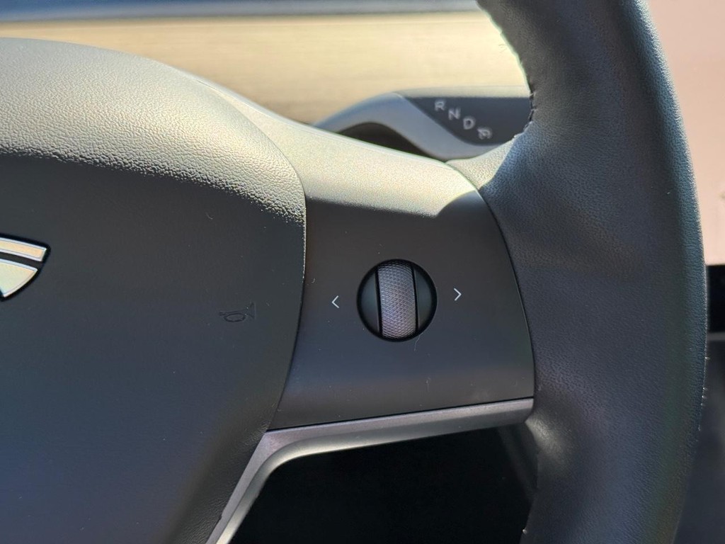 Tesla Model 3 Vehicle Full-screen Gallery Image 16